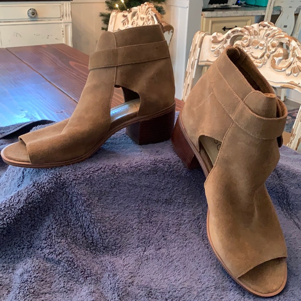 Open toe tan sandal